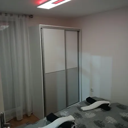 Holidday House The Lux דירה אפטין